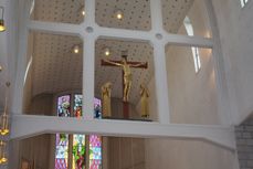 En konfirmant ble spurt om å ta bilder i kirkerommet. Hun valgte å forevige Kristusfiguren over koret.