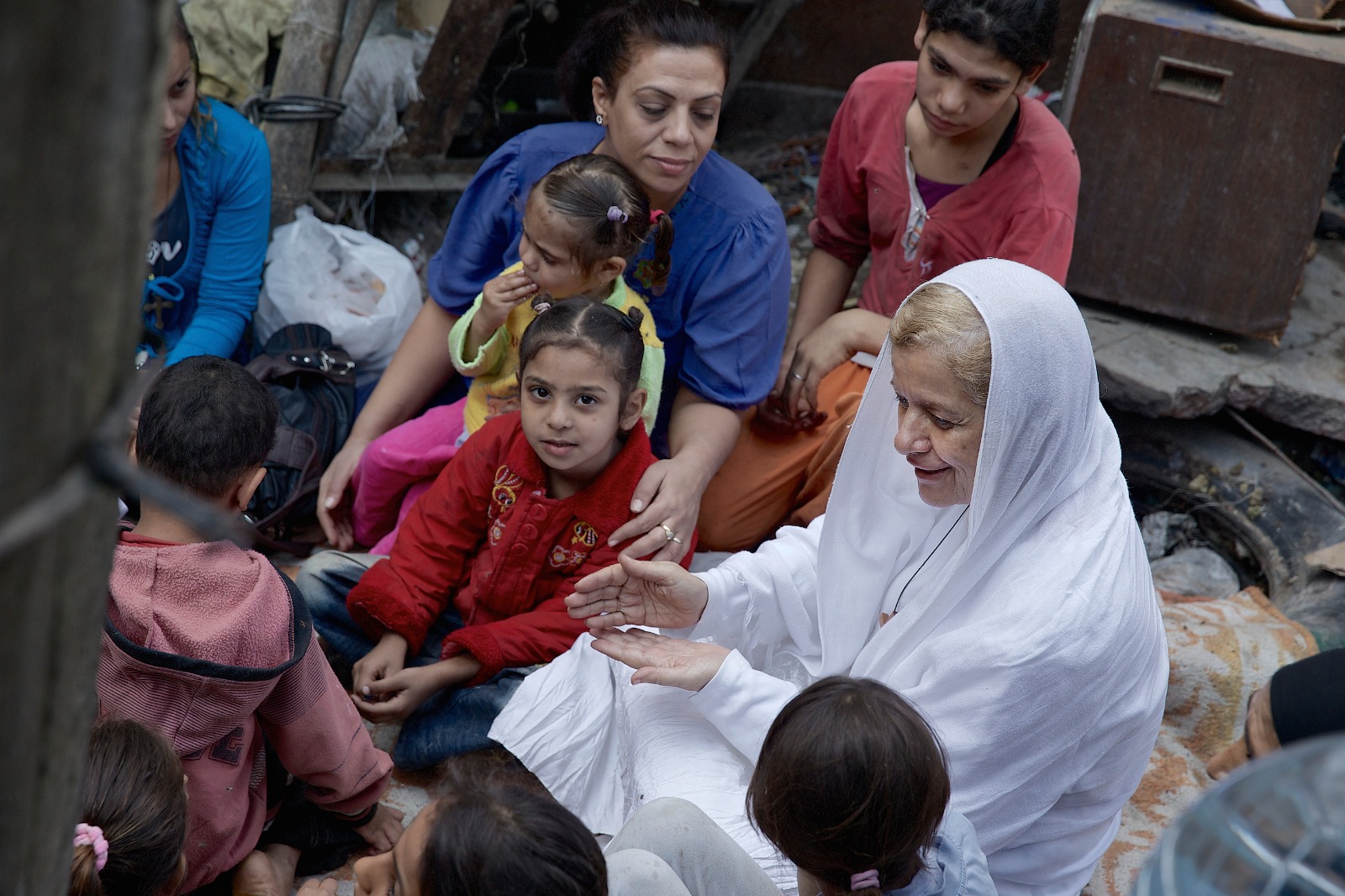 Bilde: Mama Maggie med barna på søppelfjellet. Foto: Stefanusbarna.