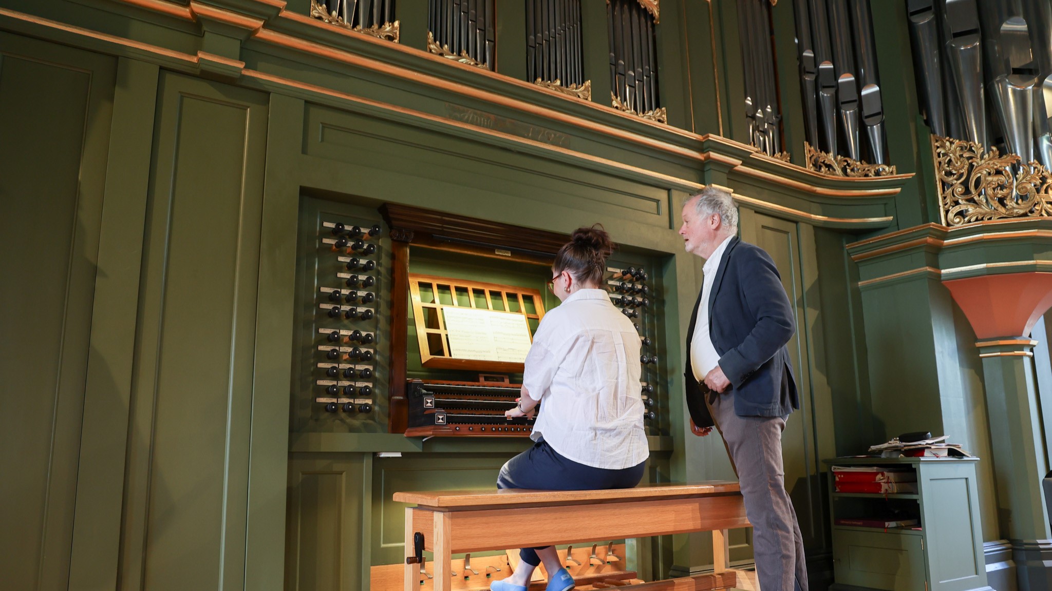Oslo domkirke tildeles penger som skal tilrettelegge for at kirkemusikkstudenter i større grad skal få tilgang til domkirken. Her underviser ledende domkantor Kåre Nordstoga. Foto: Den norske kirke.