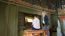 Oslo domkirke tildeles penger som skal tilrettelegge for at kirkemusikkstudenter i større grad skal få tilgang til domkirken. Her underviser ledende domkantor Kåre Nordstoga. Foto: Den norske kirke.