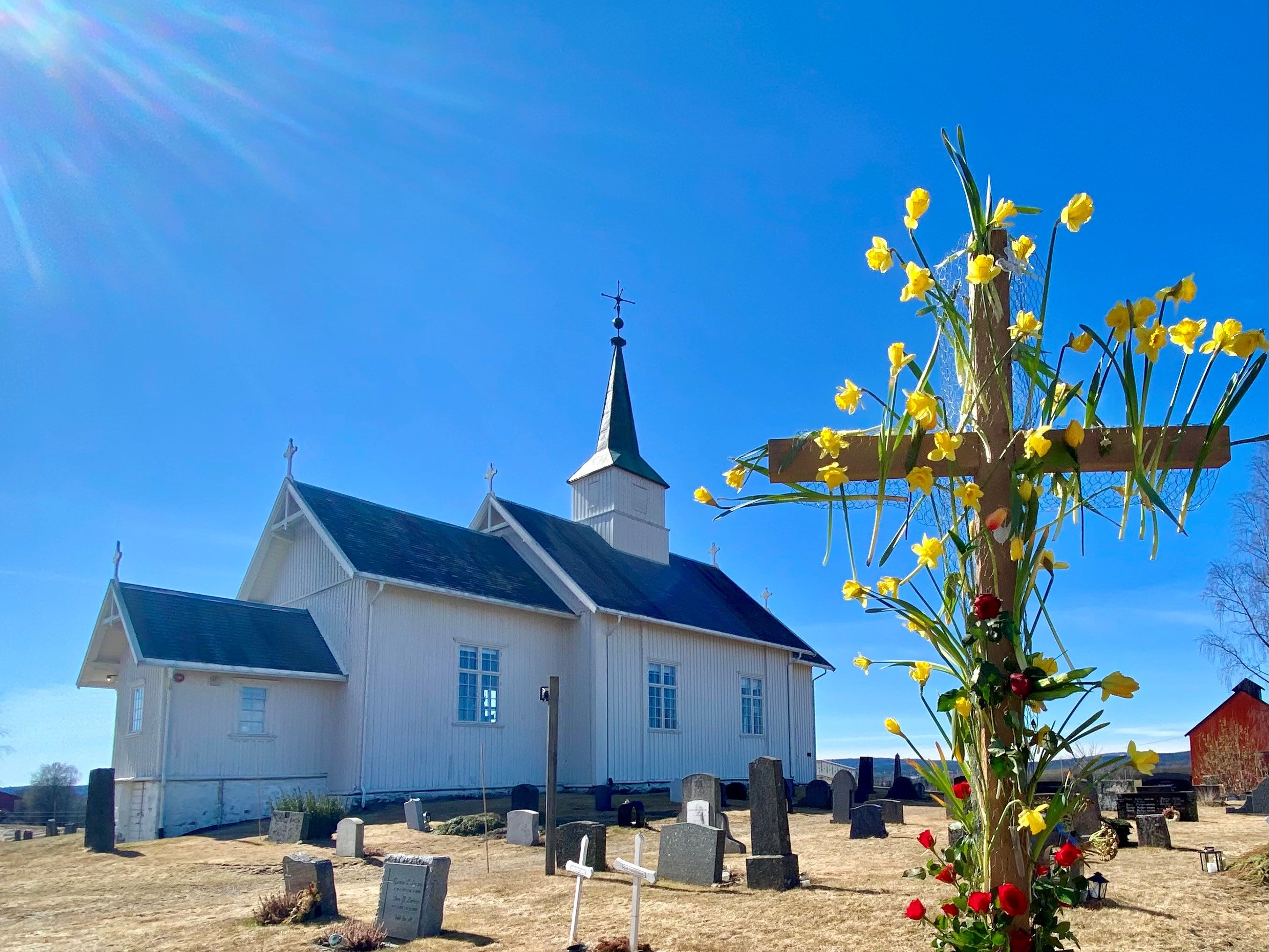 Tradisjonen tro, settes påskekorset opp på Heni.
