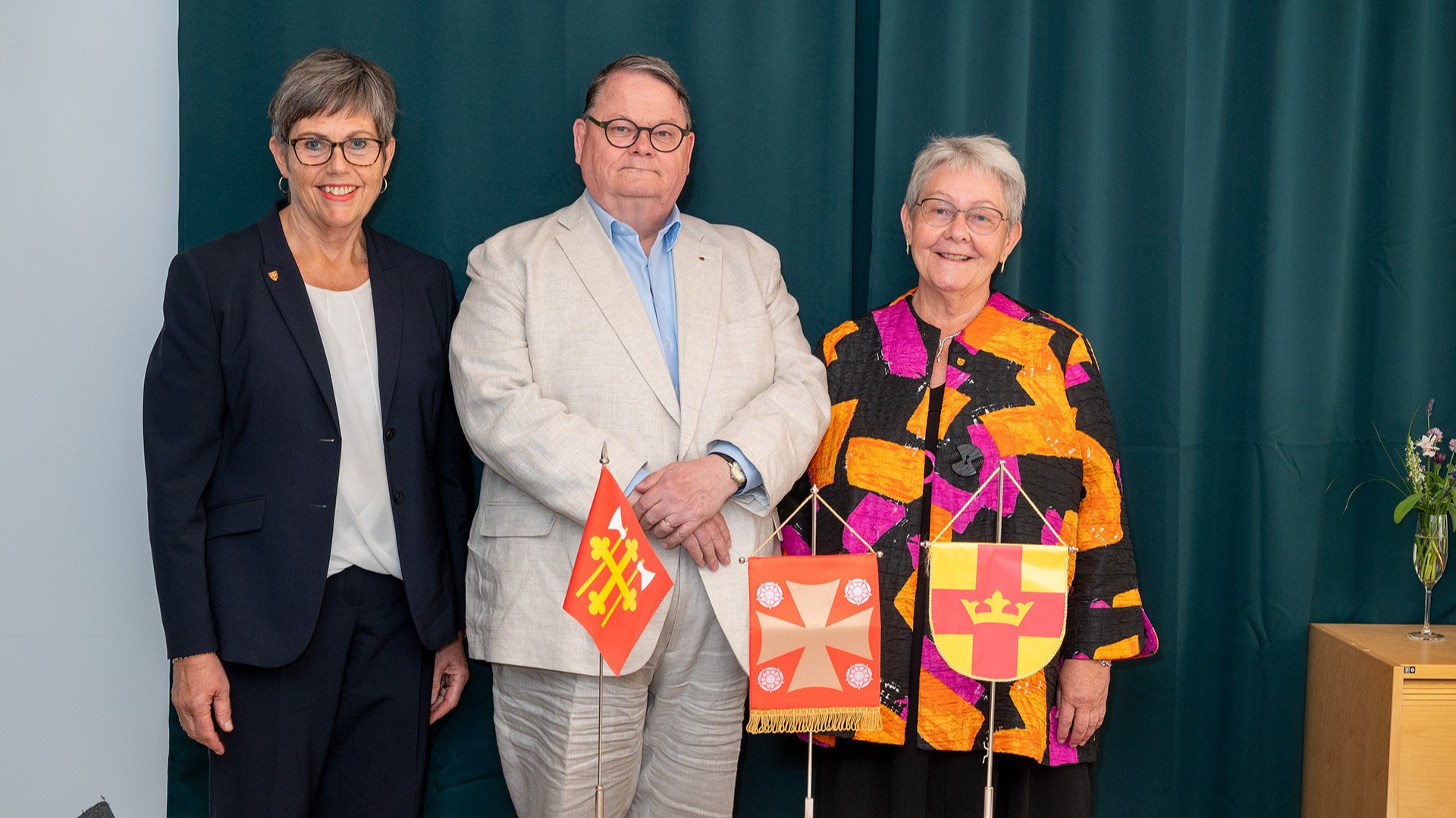 Samarbeidsavtale innan sikkerheit og beredskap vart inngått i Uppsala i Sverige denne veka. Dei administrative kyrkjeleiarane på nasjonalt nivå signerte avtalen:  Ingrid Vad Nilsen, direktør i Den norske kyrkja; Pekka Huokuna, direktør i Evangelisk-lutherska kyrkan i Finland; Helén Ottosson Lovén, generalsekretær i Svenska kyrkan. Foto: Gustaf Hellsing/Ikon/Svenska kyrkan. 