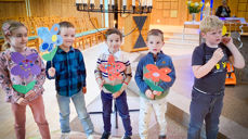 Oline, Jakob, Olaf, Attilla, Jon Kristian på Førsteklasses gudstjeneste i Nordre Trysil Kirke. Foto: Toril Storsnes