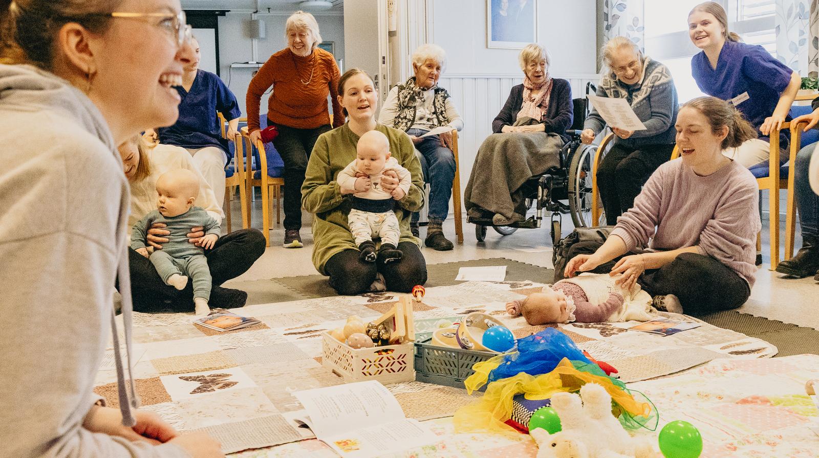 Enda et år med rekord i antall deltakere på baby- og småbarnssang i Den norske kirke. Her fra generasjonssang på sykehjem i Tromsø. Foto: Den norske kirke.