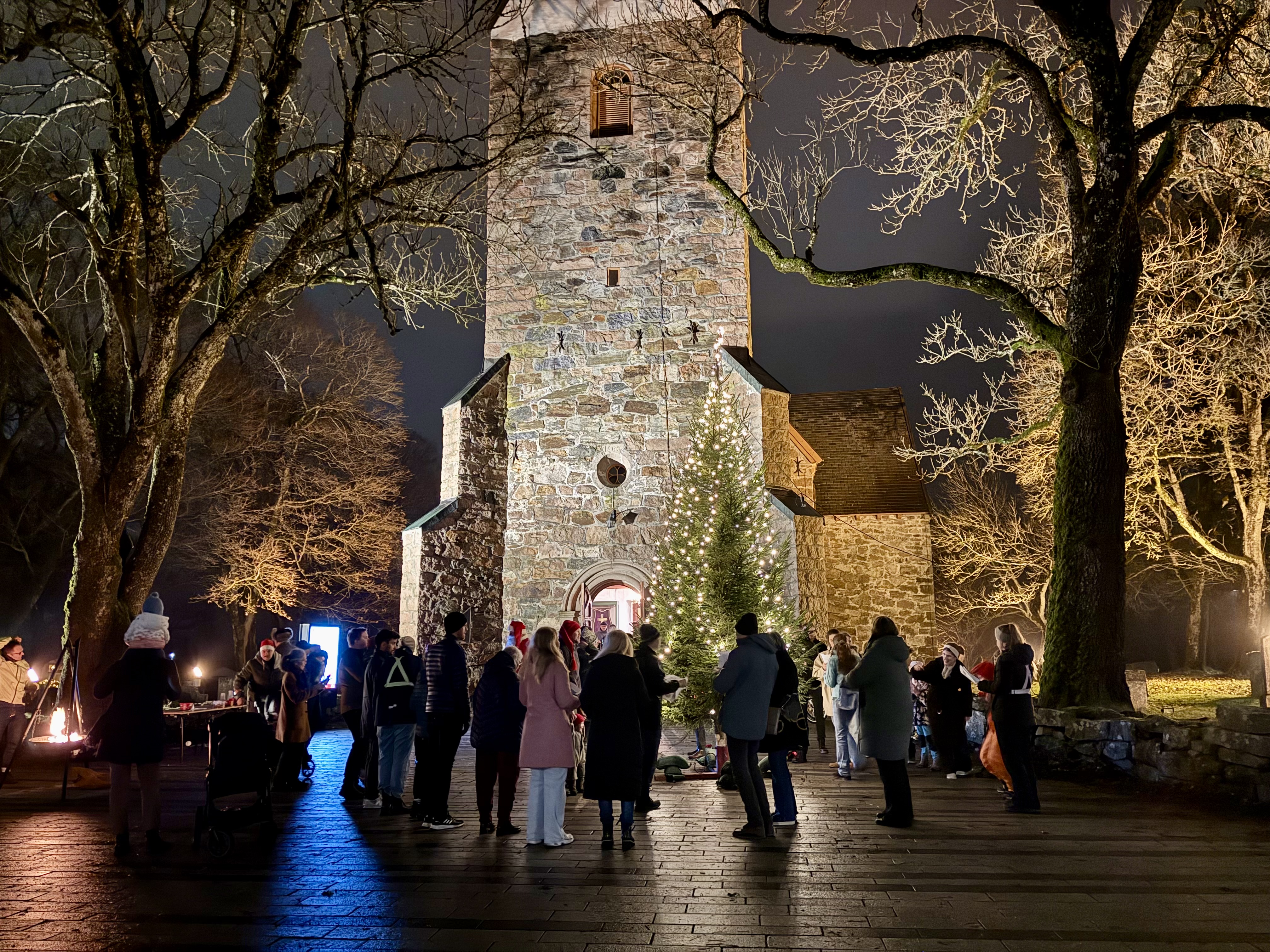 Skedsmo kirke med juletre foran