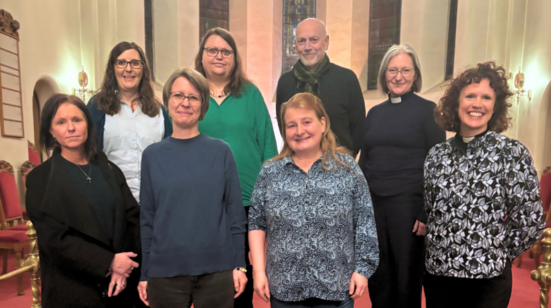 FBHO-styret i Grønland kirke, mars 2025. F.h.: Elise Gillebo Skredsvig, Anne Berit Evang, Tor Øystein Vaaland, Grete Beate Lønne, Eldrid Brekke, Hanna Barth Hake, Sissel Håve Smørvik og Elisabeth Vatn (trakk seg etter møtet). Ikke tilstede: Ingvild Aatlo, Thomas Berbom og Ingun Yri Øystese.