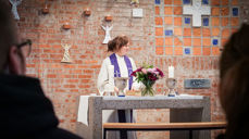 Caroline ønsker alle hjertelig velkommen til julegudstjeneste