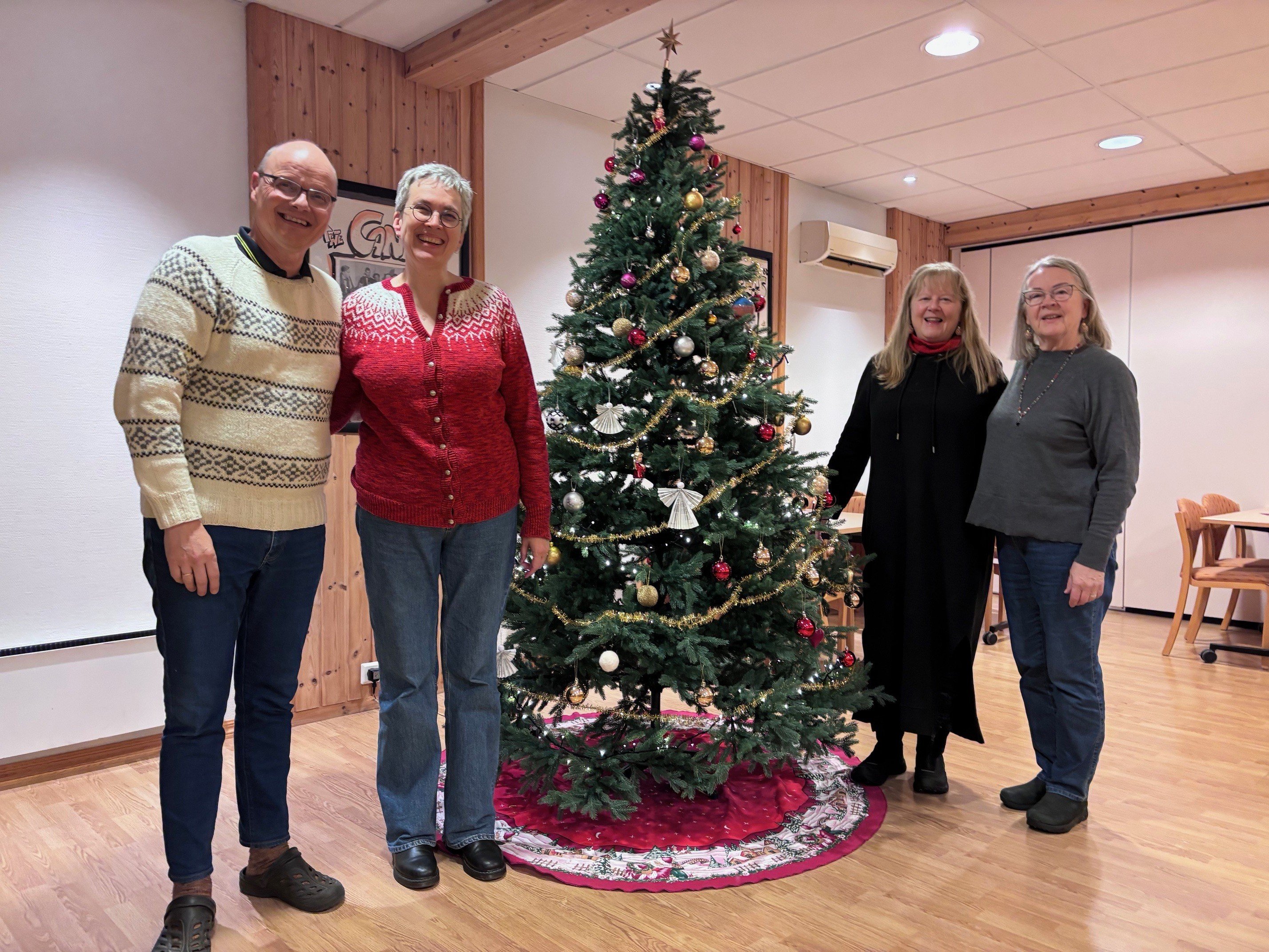 Vil du feire med oss? Niels, Benedicte, Edna og Liisa ønsker velkommen til julefeiring på Menighetshuset å på julaften