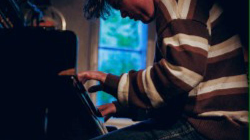 Salmekvelder med jazzpianist Nikolai Hansli (21) i Hoeggen kirke