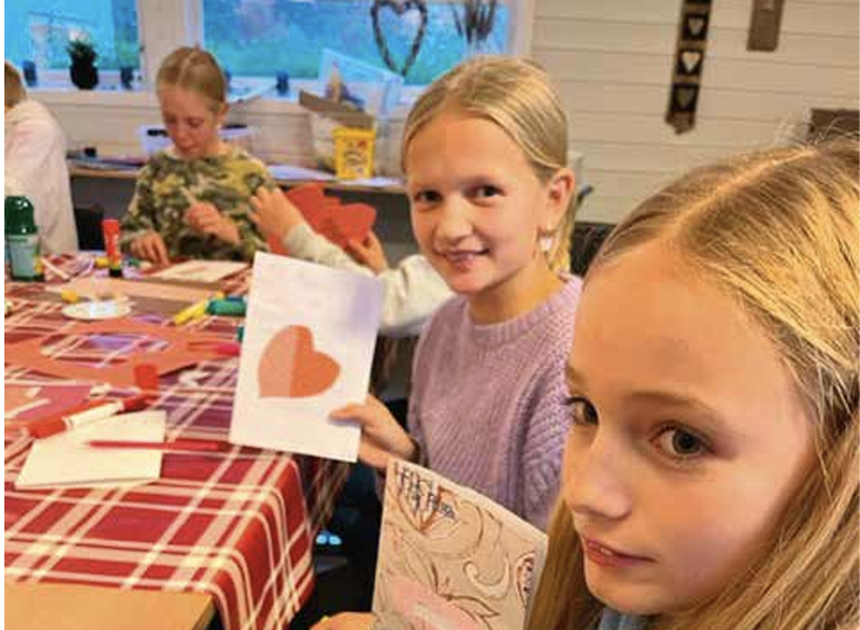 Mille og Frida lager farsdagskort. Foto: Menighetsnytt