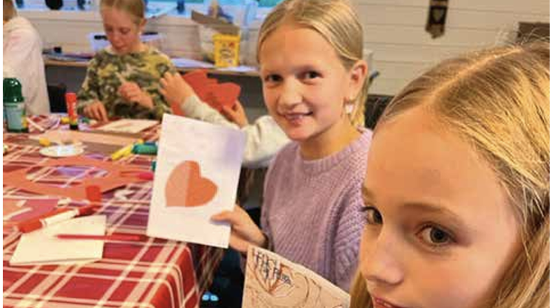 Mille og Frida lager farsdagskort. Foto: Menighetsnytt