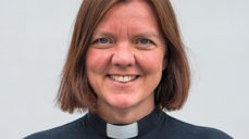 Grethe Lystad Johnsen tar turen fra bispekontoret til domkirken. Foto: Ståle Johan Aklestad