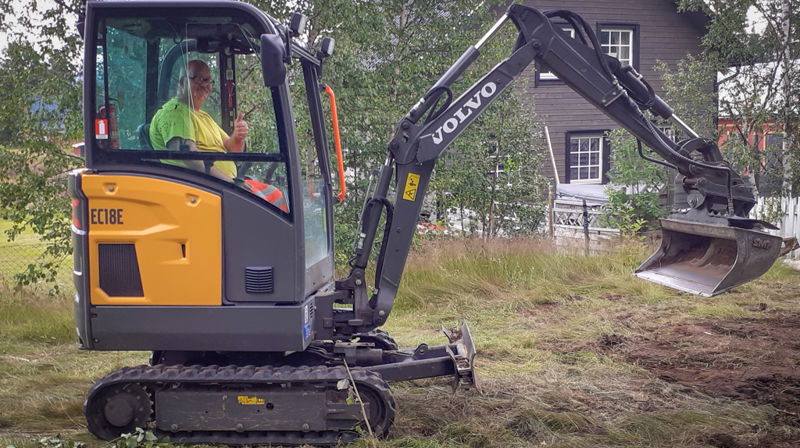 Bjørn Agnar Hiimainen Purainen på gravemaskin. Foto: Bjørg-Edith Enger