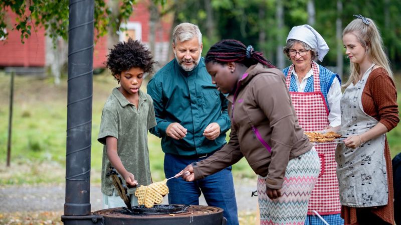 Den norske kyrkja har meir enn 77 000 frivillige medarbeiderar. – Talet er lågare enn før pandemien. Kvar femte frivillige har ikkje «kome tilbake». Vi må framleis sjå på korleis vi rekrutterer og tek vare på dei frivillige. Alle som har tid, evner, lyst eller eit talent kan få bidra som frivillig, seier kyrkjerådsleiar Kristin Gunleiksrud Raaum. (Foto: Bo Mathisen / Den norske kyrkja).