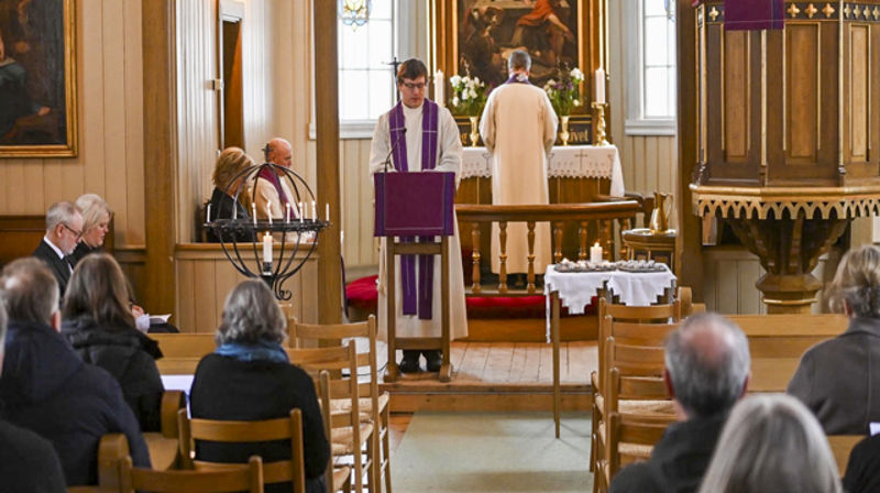 Prostiprest Ole-Jonny Kleveland Lomme åpnet sørgegudstjenesten i en fullsatt Torpo kirke i dag. Foto: Tor Folgerø/Hallingdølen / NTB