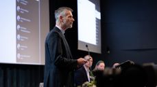 Kirkemøtet 2024 gjorde lørdag vedtak i saken om folkevalgte, menighetsråd og bispedømmeråd i Den norske kirke. Dag Tormod Milje på talerstolen var saksordfører i saken. Foto: Den norske kirke.