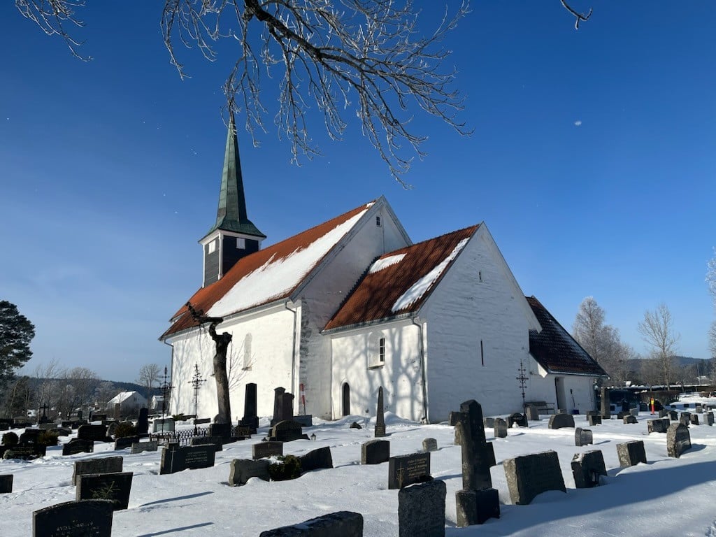 Enebakk kirke en vakker vinterdag. Foto: Kirkekontoret.
