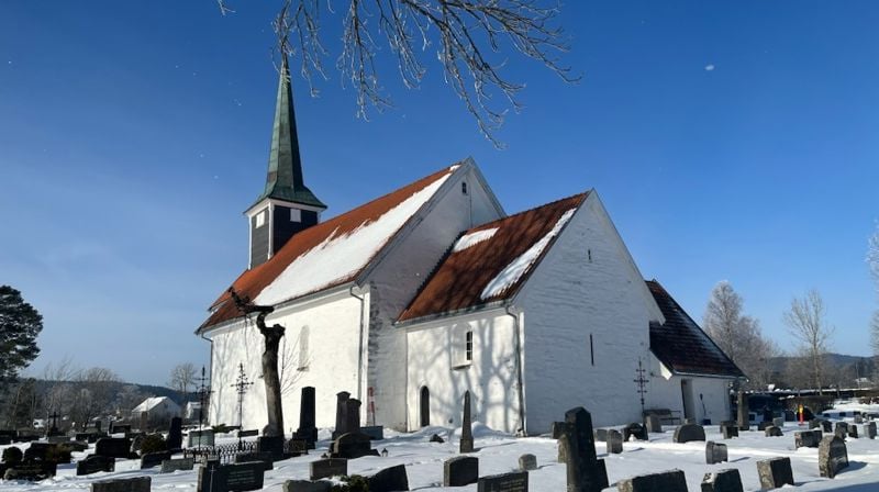 Enebakk kirke en vakker vinterdag. Foto: Kirkekontoret.