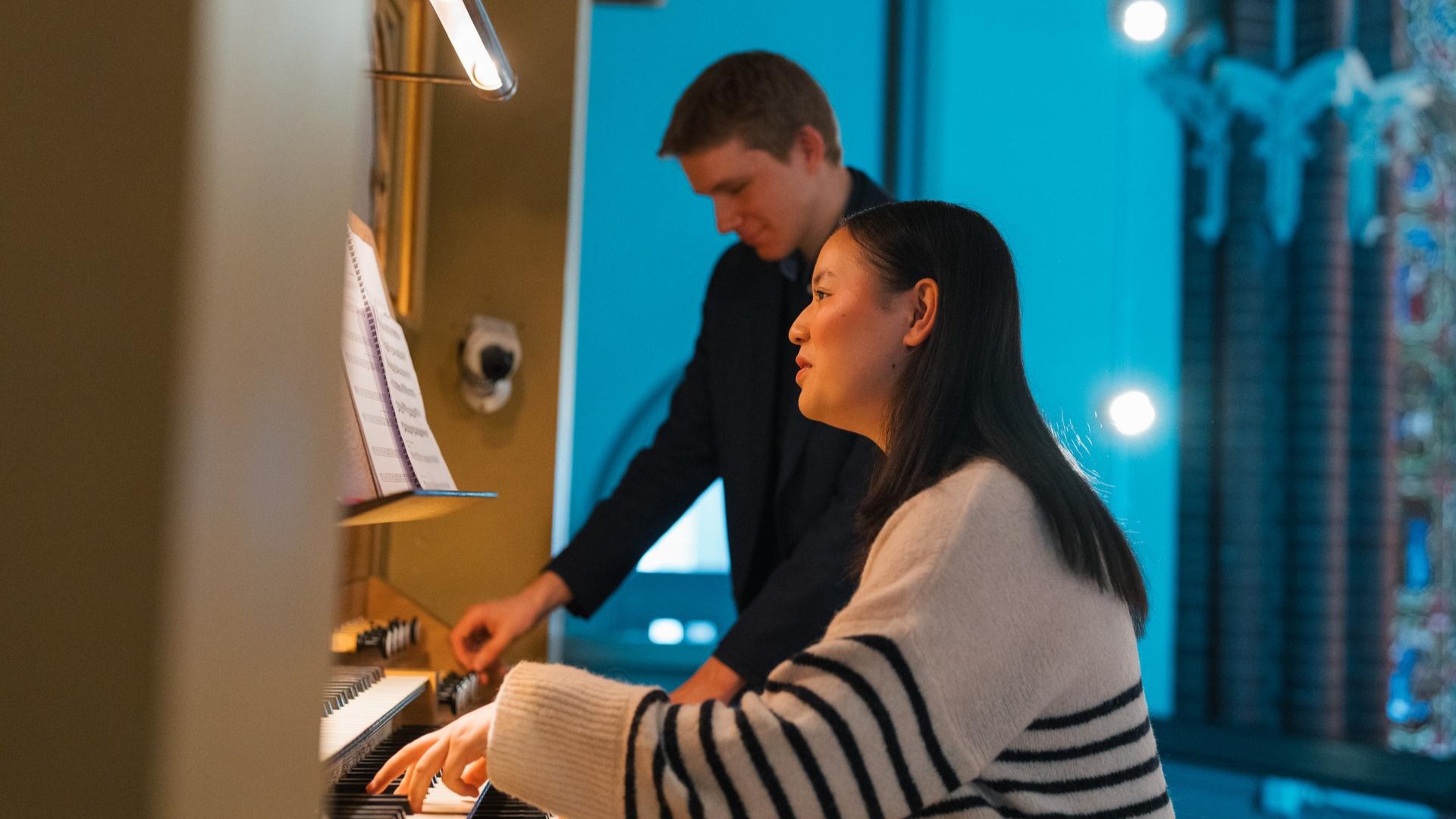 Illustrasjonsfoto fra orgelundervisning i Bragernes kirke i Drammen. Foto: Torstein Kiserud / Den norske kirke. 