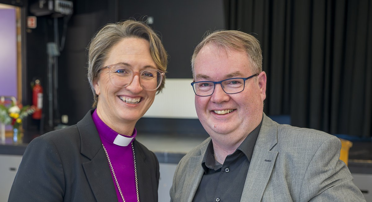 Biskop Kari Mangrud Alvsvåg og ordfører Kjartan Berland. (Foto: Rolf Lein)