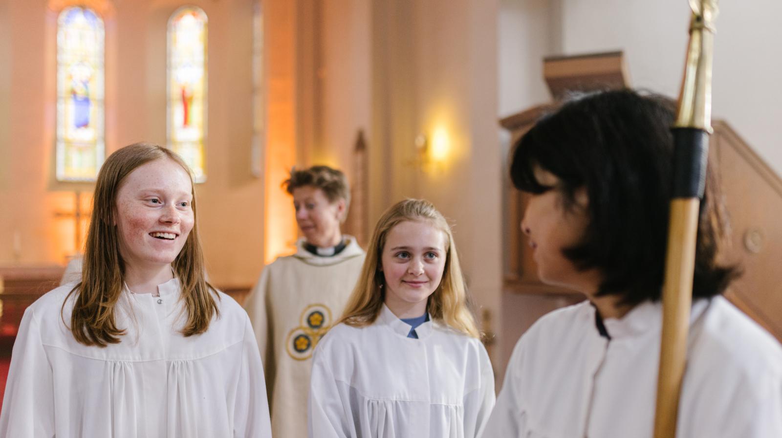 I disse dager samles mennesker i kirkene for både sorg og feiring, blant annet mange konfirmasjoner. Foto: Simen Prestaasen / Den norske kirke.