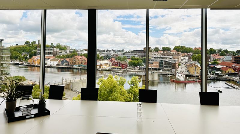 Vårt hovedmøterom med utsikt mot kanalen og brygga i Tønsberg.