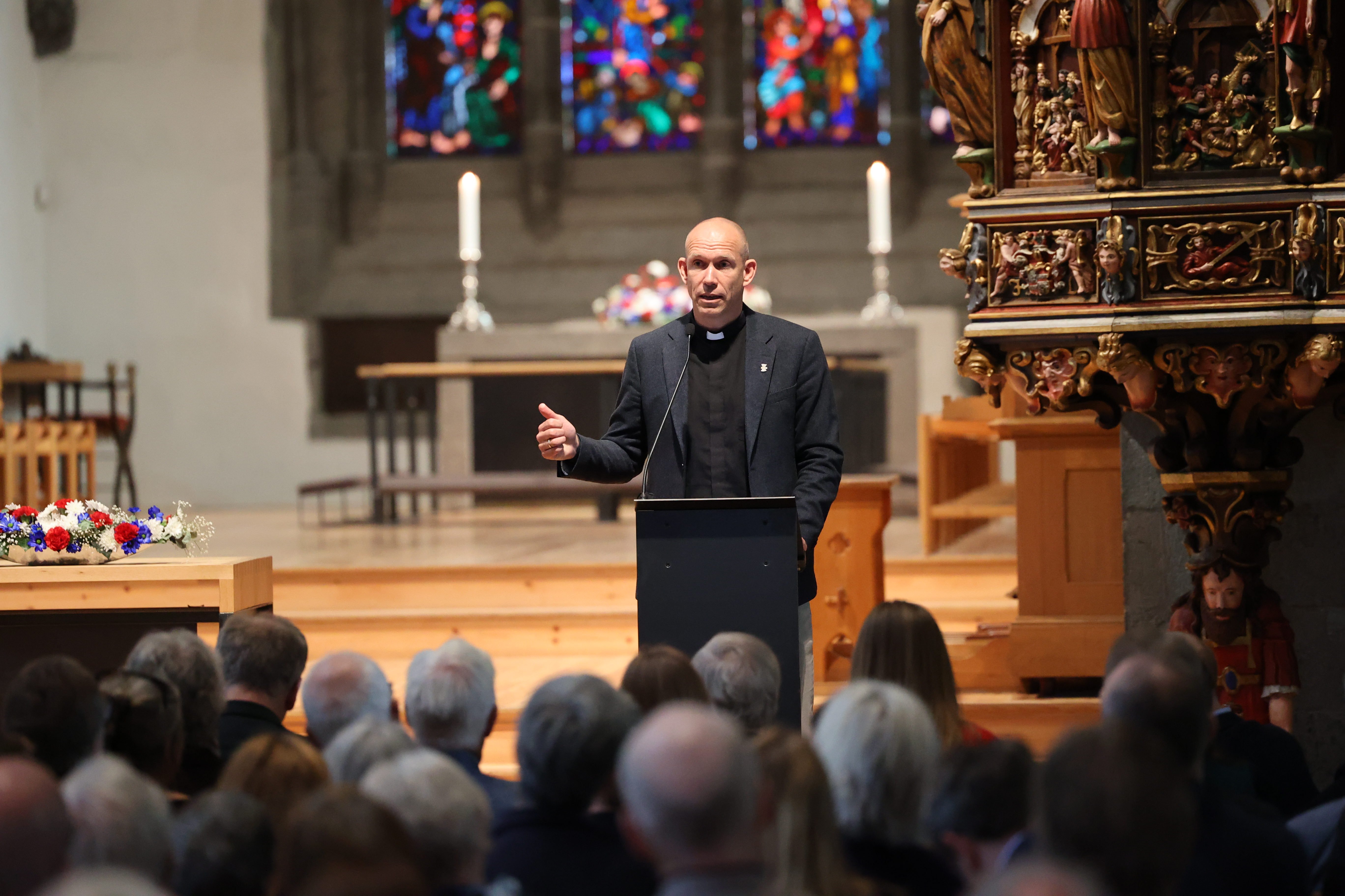 Tor Magne Nesvik talte på den offentlige presentasjonen i Stavanger domkirke etter at Kirkerådet tilsatte ham som biskop i mai 2026. Foto: Den norske kirke.