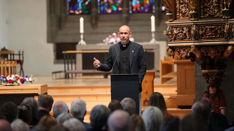 Tor Magne Nesvik talte på den offentlige presentasjonen i Stavanger domkirke etter at Kirkerådet tilsatte ham som biskop i mai 2026. Foto: Den norske kirke.