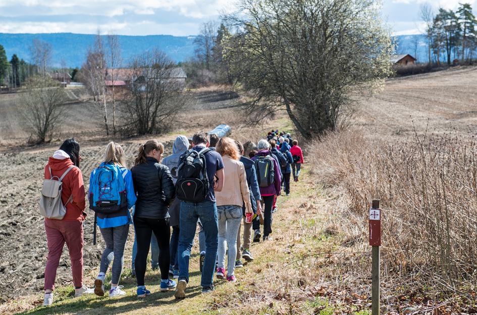 Søndag 13. aug. kl. 11 inviterer vi, i samarbeid med Tiller menighet, til vandregudstjenste fra Tiller kirke til Leira kapell. Foto: Rune Imsgard Andersen.