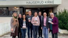 Fra venstre: Signe Myklebust (integreringsdiakon i Drammen og menighetsdiakon i Fjell/Drammen), Anne-Berit Evang (prest Grorud menighet), Sarai Tormes Mathisen (diakon Høybråten/Fossum/Stovner menighet), Kjerstin Jensen (sokneprest Hauketo/Prinsdal menighet), Ole-Jørgen Andersen (diakon Paulus menighet), Øivind Stabrun (prost, Groruddalen prosti), Carsten Schuerhoff (sokneprest Østre Aker/Haugerud menighet), Eleanor Brenna (diakon og prosjektleder FBHO). Prestene Silje Kivle Andreassen (Holmlia menighet) og Desalegn Mengesha Ayana (Ellingsrud/Furuset menighet) var ikke tilstede.