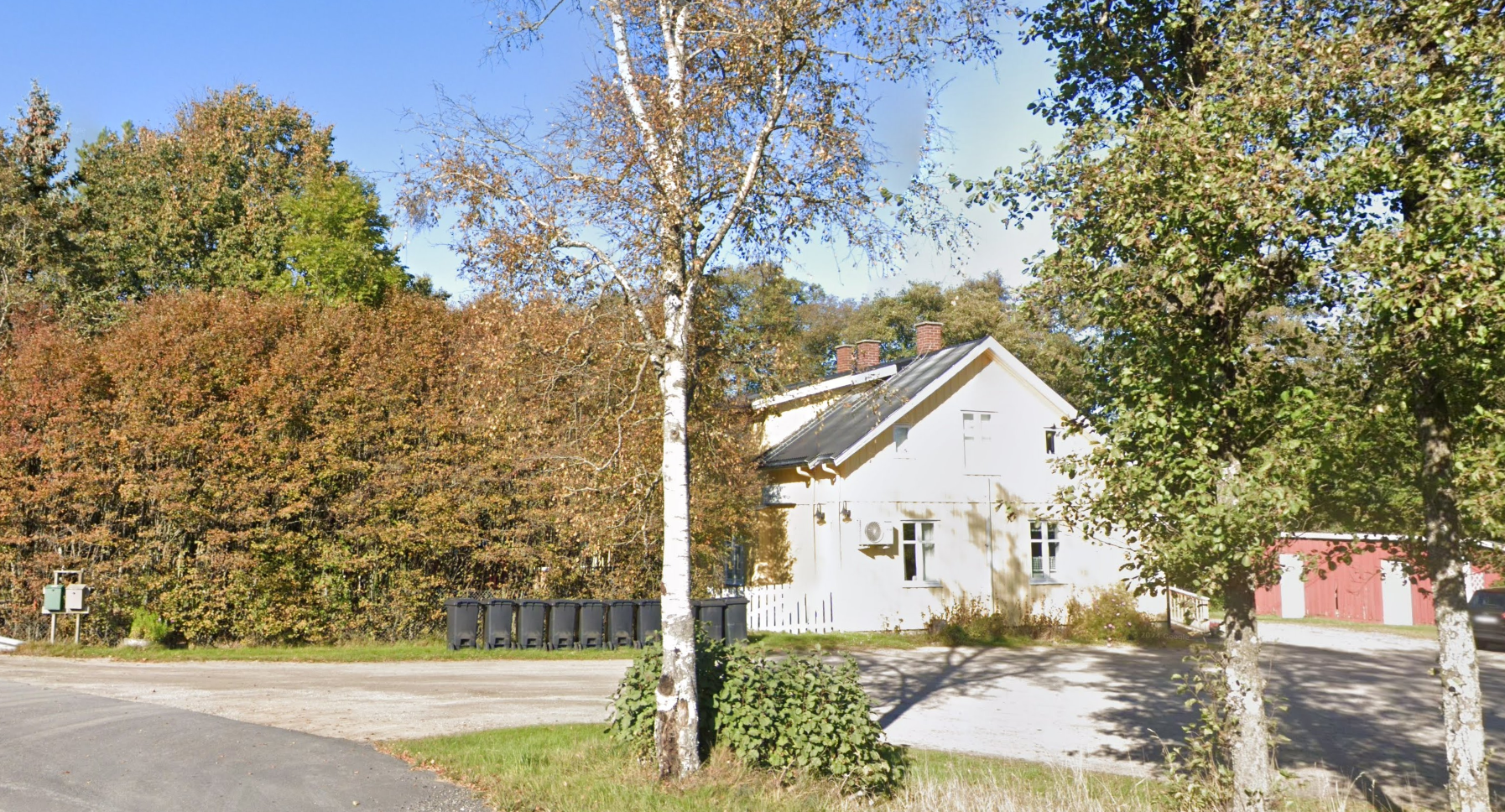 Karlsholm menighetshus ligger rett ved veien. 