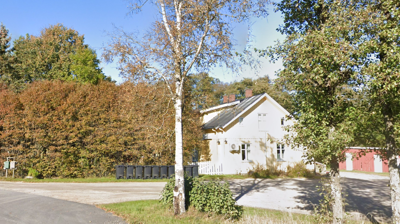 Karlsholm menighetshus ligger rett ved veien.