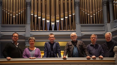 Foran orgelet i Uranienborg kirke fra venstre: Thomas Ekeberg-Andersen, prosjektleder, Inger-Lise Ulsrud, kantor i Uranienborg, Gjermund Brenne, kantor i Fagerborg, Olav Rune Bastrup, kantor i Grønland, Halgeir Schiager, kantor i Sofienberg, Knut Erik Tveit, kluturrådgiver for Oslo bispedomme. Foto Finn Folke Thorp