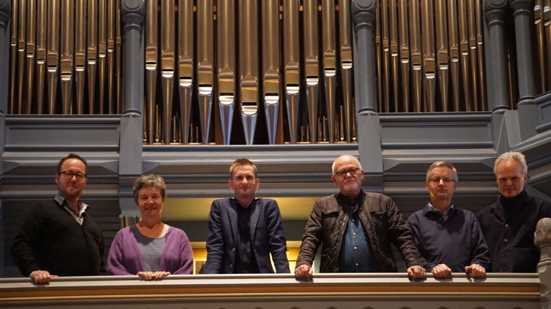Foran orgelet i Uranienborg kirke fra venstre: Thomas Ekeberg-Andersen, prosjektleder, Inger-Lise Ulsrud, kantor i Uranienborg, Gjermund Brenne, kantor i Fagerborg, Olav Rune Bastrup, kantor i Grønland, Halgeir Schiager, kantor i Sofienberg, Knut Erik Tveit, kluturrådgiver for Oslo bispedomme. Foto Finn Folke Thorp