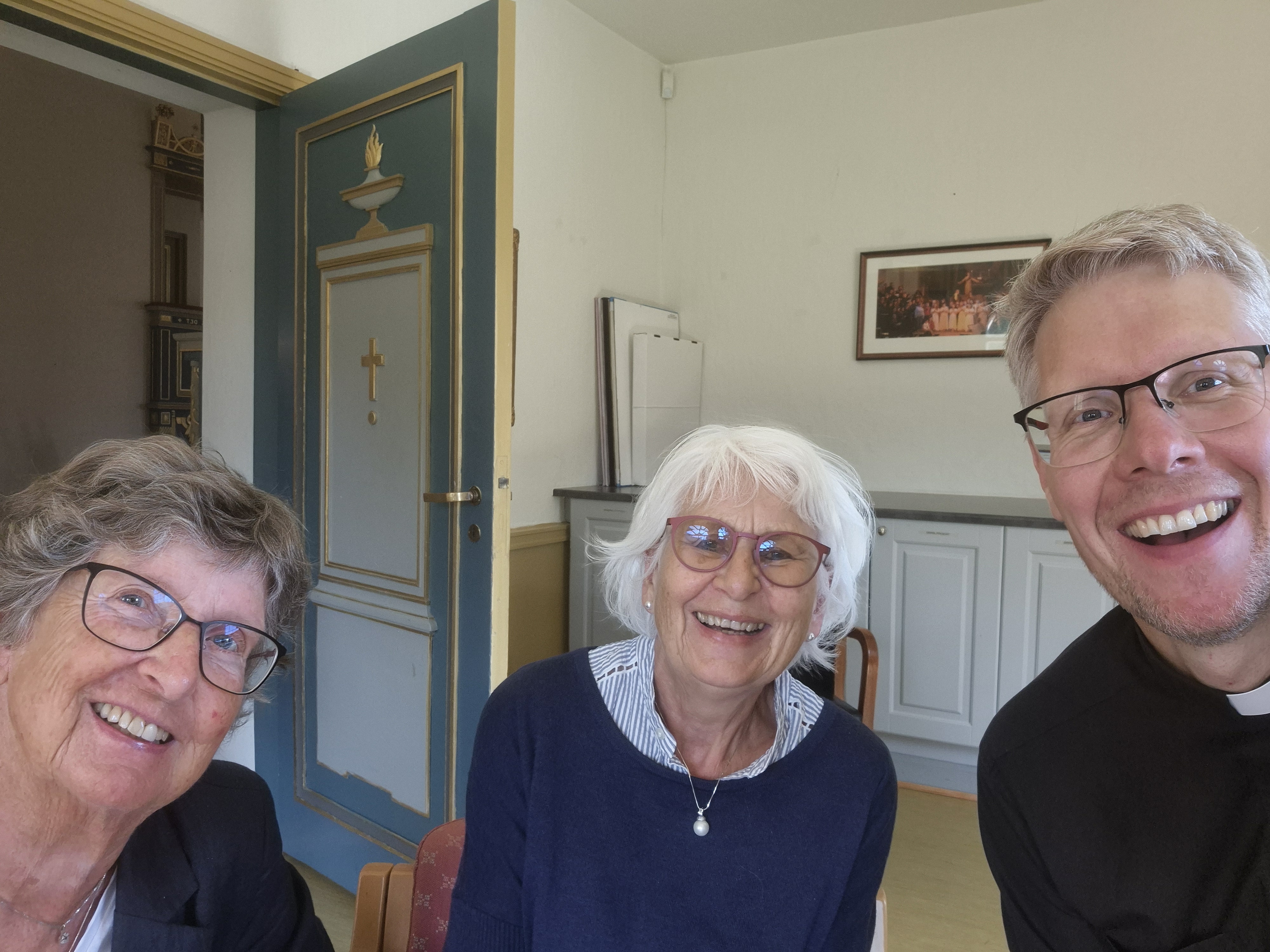Komiteen ved leder Hæge Jansson, sekretær Anne Berit Brandvold og sokneprest Bent Erik Hodnebrog. Foto: Kantor Trond Gilberg.