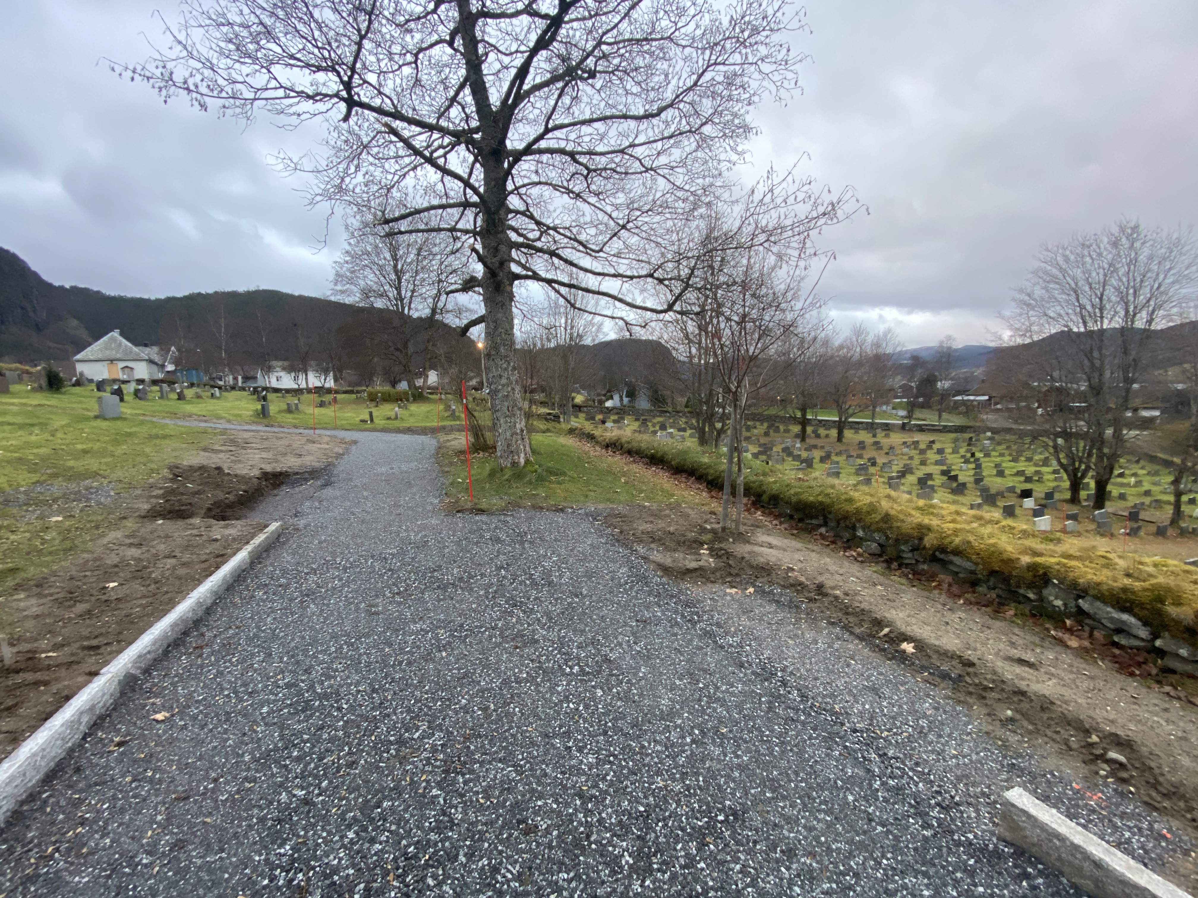 Montering av minnesteiner på Hemne gravplass tirsdag 8. april