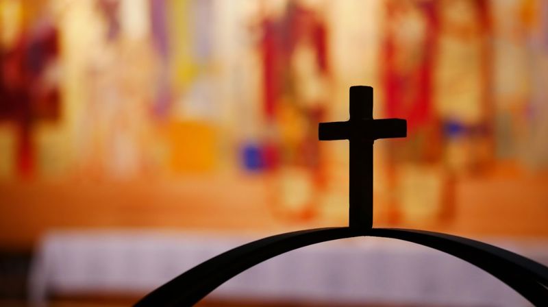 Lysglobe og altertavle i Holmen kirke. Fotograf: Norunn Edvardsen