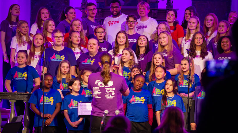 Heggen Gospel og ÅBG Tweens gjentar suksessen fra i 2025 og holder julekonsert sammen i Heggen kirke fredag 11. desember kl. 19.30
