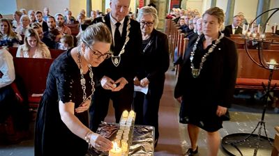 Et barn ble båret til dåpen - en konge ble tatt farvel med