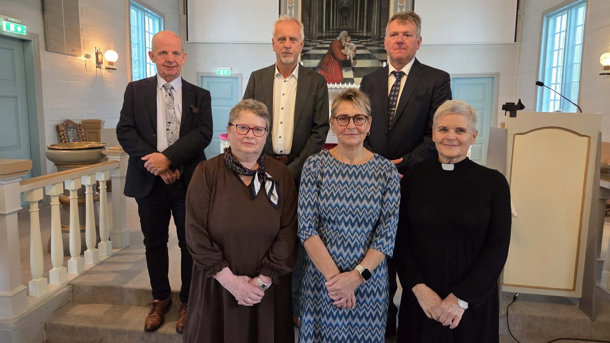 Bak f.v: Geir Strømstad, Terje Mydland, Arild Espeland. Fremme f.v: Eli A. Gystøl og Sigrunn Vestbøstad med sokneprest Christiane Krahner. Foto: Kari Johanne Melhus