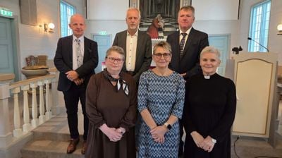 Bak f.v: Geir Strømstad, Terje Mydland, Arild Espeland. Fremme f.v: Eli A. Gystøl og Sigrunn Vestbøstad med sokneprest Christiane Krahner. Foto: Kari Johanne Melhus