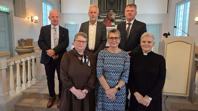Bak f.v: Geir Strømstad, Terje Mydland, Arild Espeland. Fremme f.v: Eli A. Gystøl og Sigrunn Vestbøstad med sokneprest Christiane Krahner. Foto: Kari Johanne Melhus