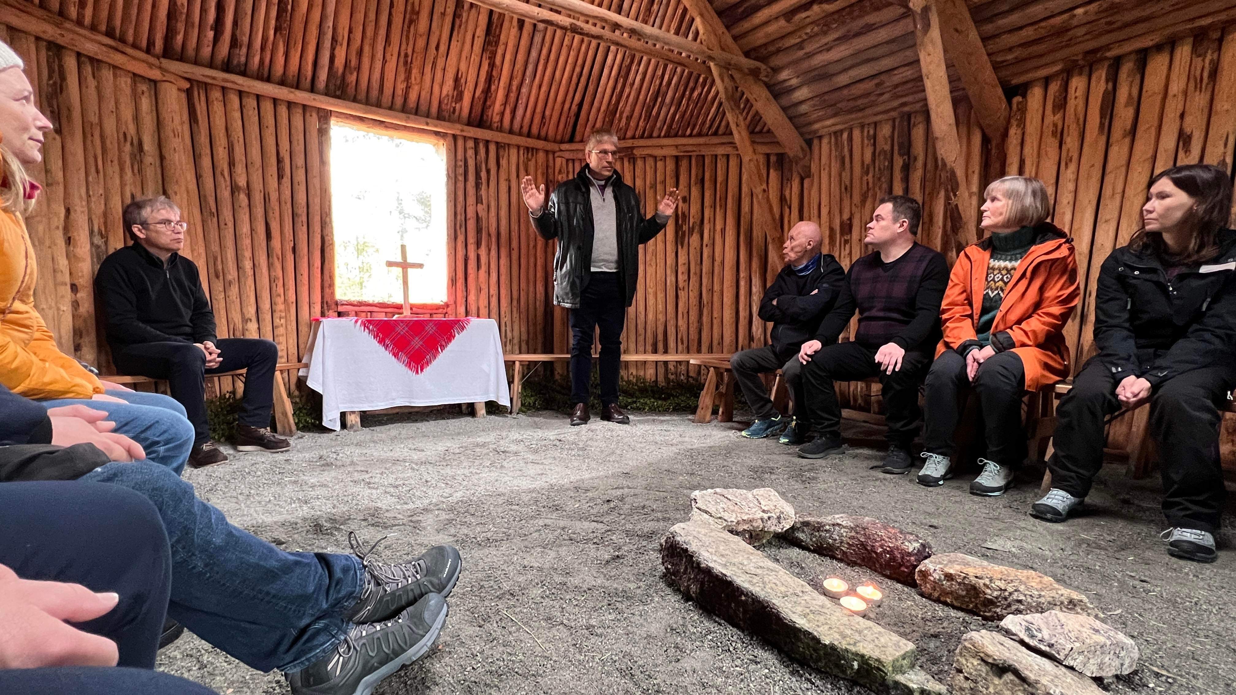 Preses Olav Fykse Tveit velsignar kyrkjegamma på Drag under besøket i Hamarøy kommune. Foto: Thomas Berbom