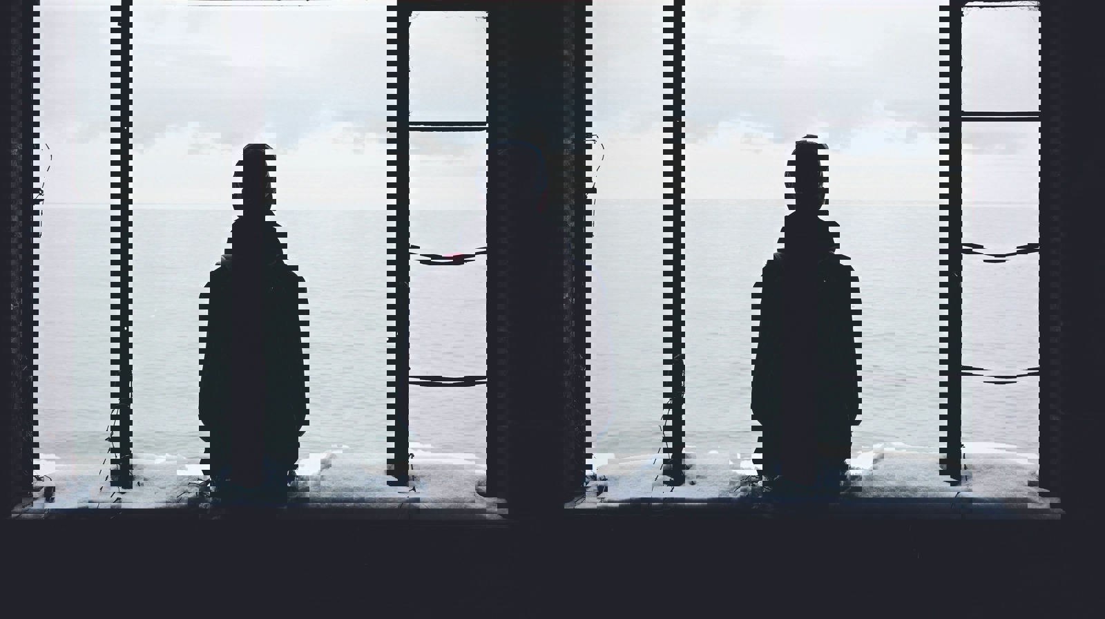 Gutt som ser utover et hav