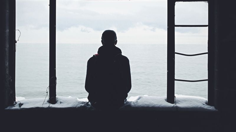 Gutt som ser utover et hav