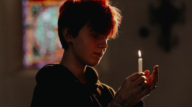 Mange lever med sorg og savn, og finner trøst i et lys som skinner. (Foto: Kirkerådet)