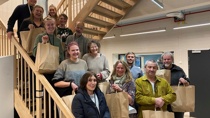 Personalet på Kirkens feltarbeid i Asker på vei ut med matposer og julegaver til 84 adresser i Asker.