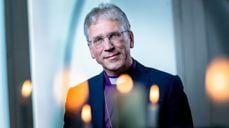 Preses i Den norske kirke Olav Fykse Tveit og internasjonal direktør Berit Hagen Agøy gratulerer norske myndigheter med valget til FNs sikkerhetsråd. De har store forventninger til hvordan Norge skal fylle rollen. (Foto: Bo Mathisen)