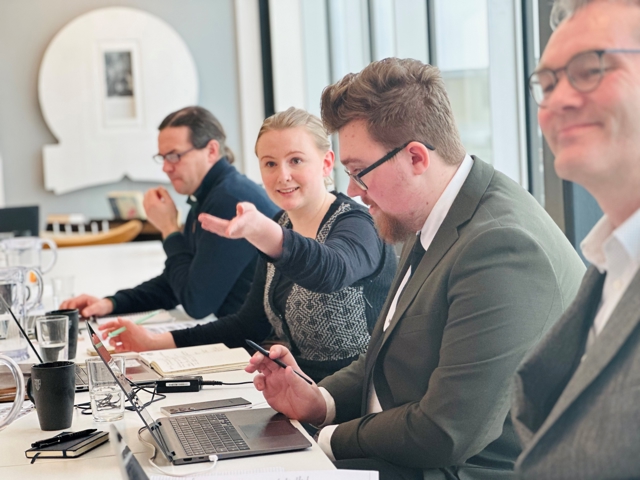 Ole Amund Hafell (f.v), Inga Stoveland Dekko og Sebastian Kaltoft Hansen er blant medlemmene i Tunsberg bispedømmeråd. Stiftsdirektør Eigil Morvik er rådets sekretær. 