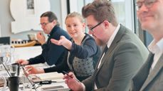 Ole Amund Hafell (f.v), Inga Stoveland Dekko og Sebastian Kaltoft Hansen er blant medlemmene i Tunsberg bispedømmeråd. Stiftsdirektør Eigil Morvik er rådets sekretær.